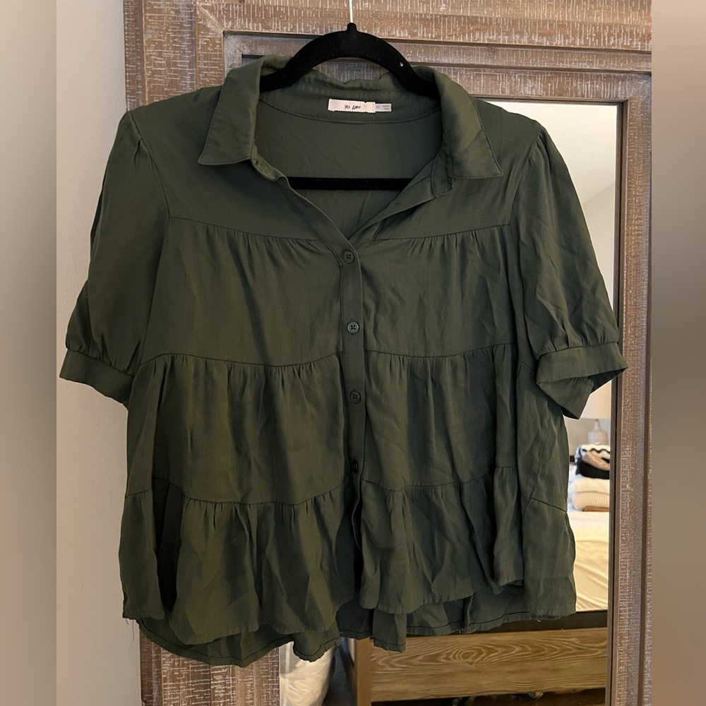 Mi Ami button down short sleeve blouse. Size M. Army green color.